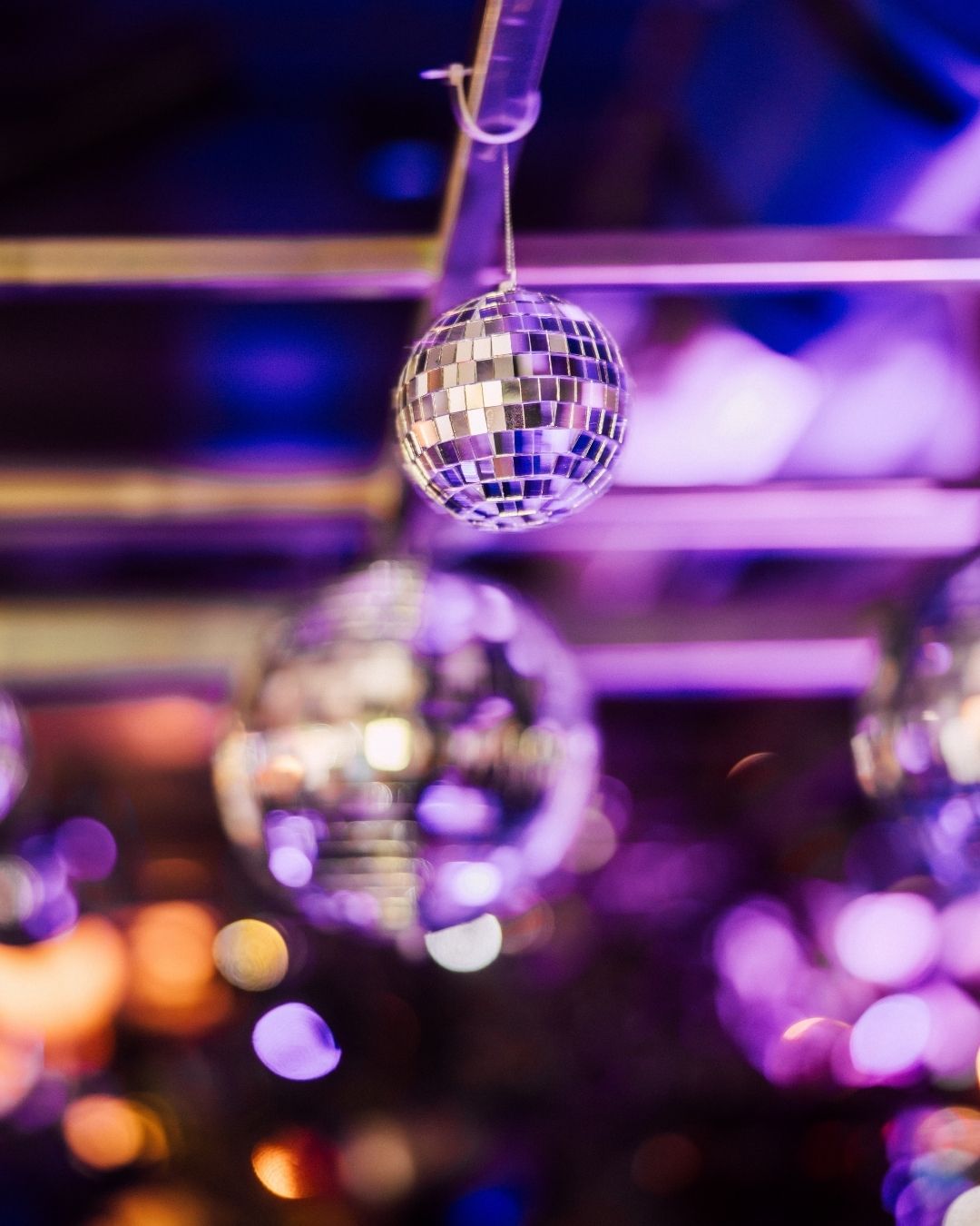 Discokugeln und DJ Sets